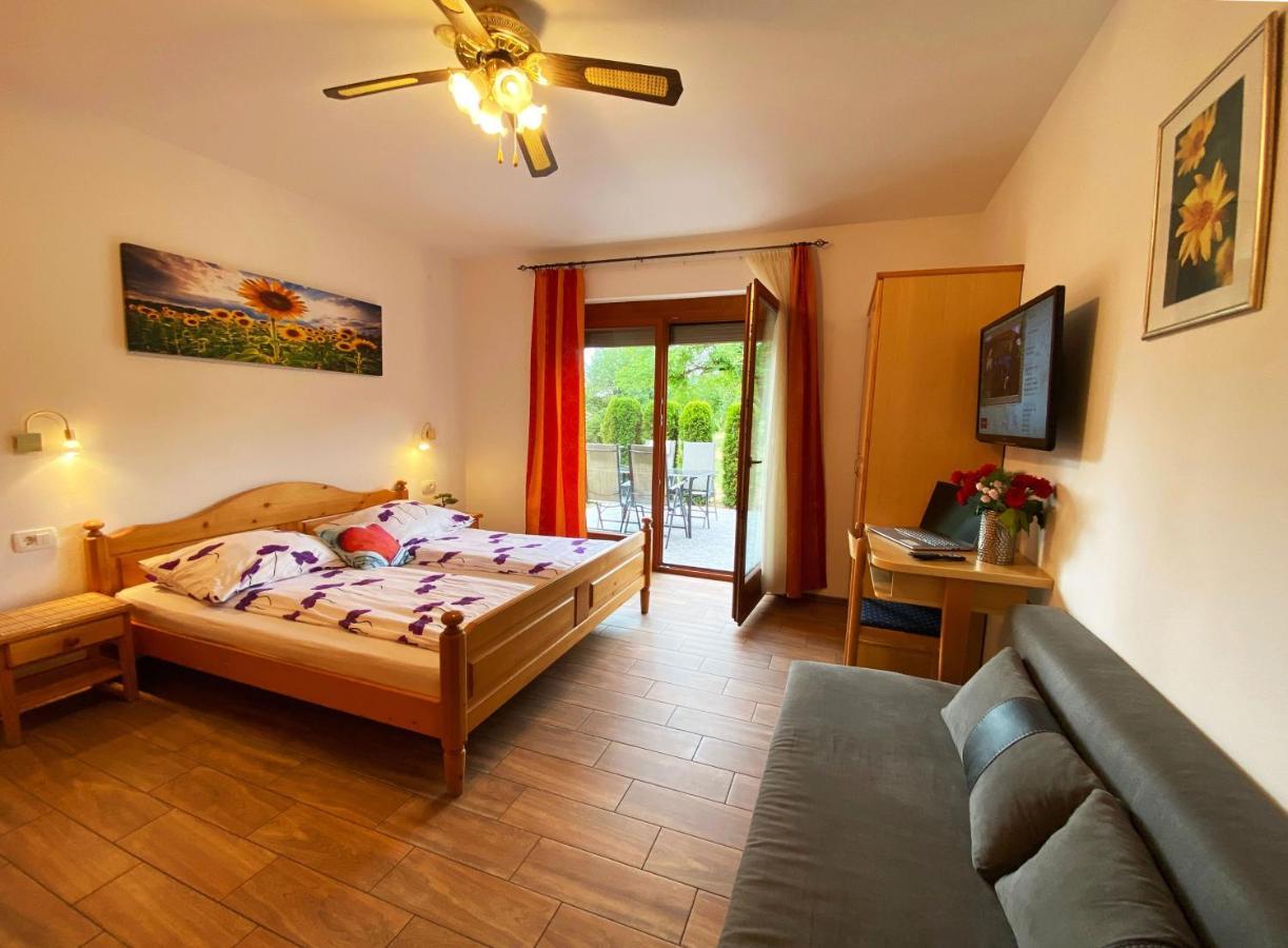 Guesthouse Mesec Zaplana Vrhnika Exteriör bild