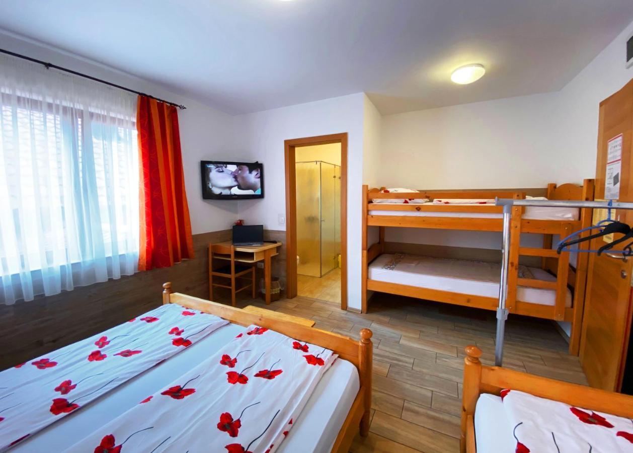 Guesthouse Mesec Zaplana Vrhnika Exteriör bild
