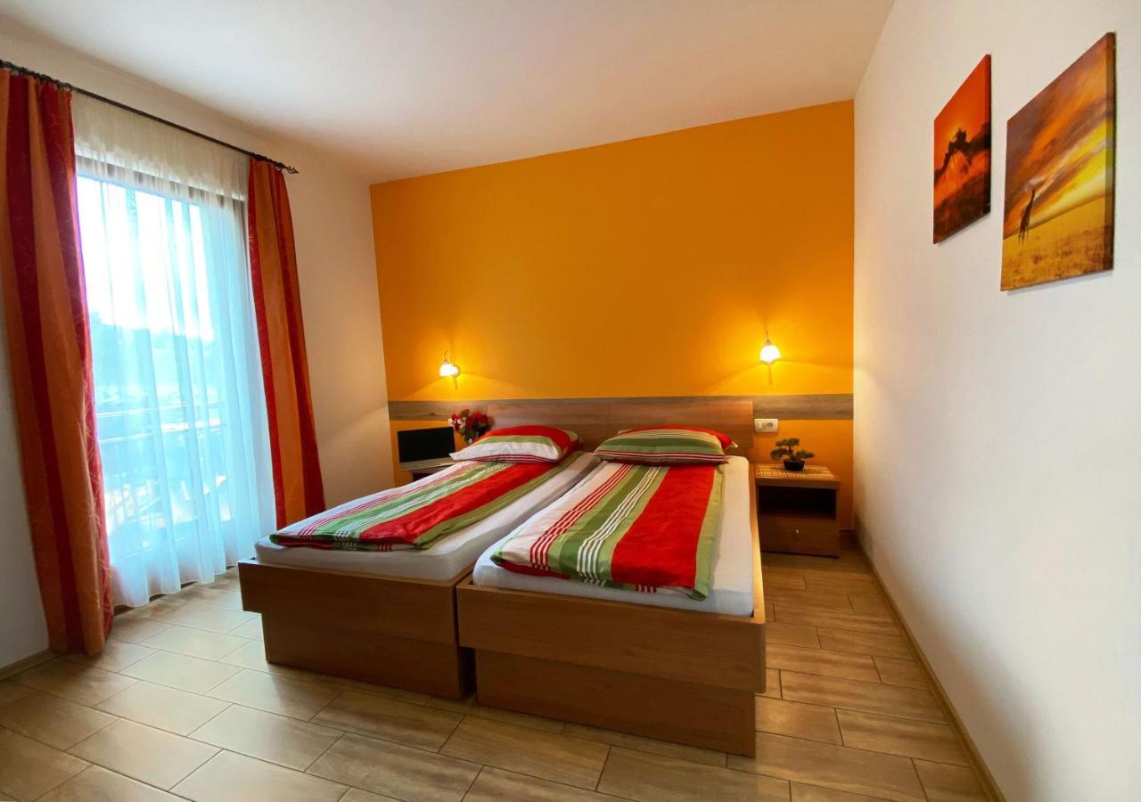 Guesthouse Mesec Zaplana Vrhnika Exteriör bild