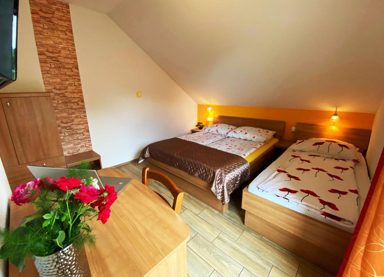 Guesthouse Mesec Zaplana Vrhnika Exteriör bild