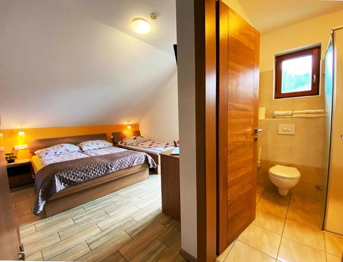 Guesthouse Mesec Zaplana Vrhnika Exteriör bild