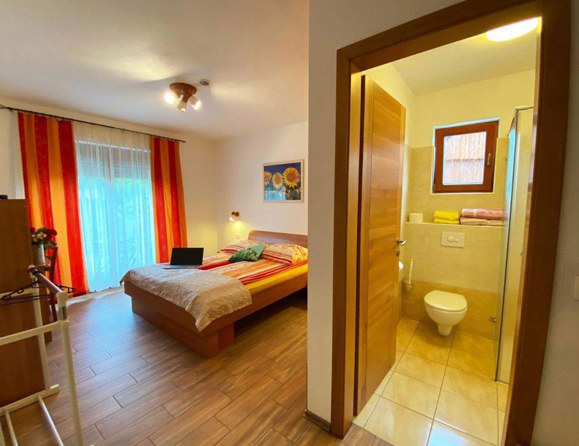 Guesthouse Mesec Zaplana Vrhnika Exteriör bild