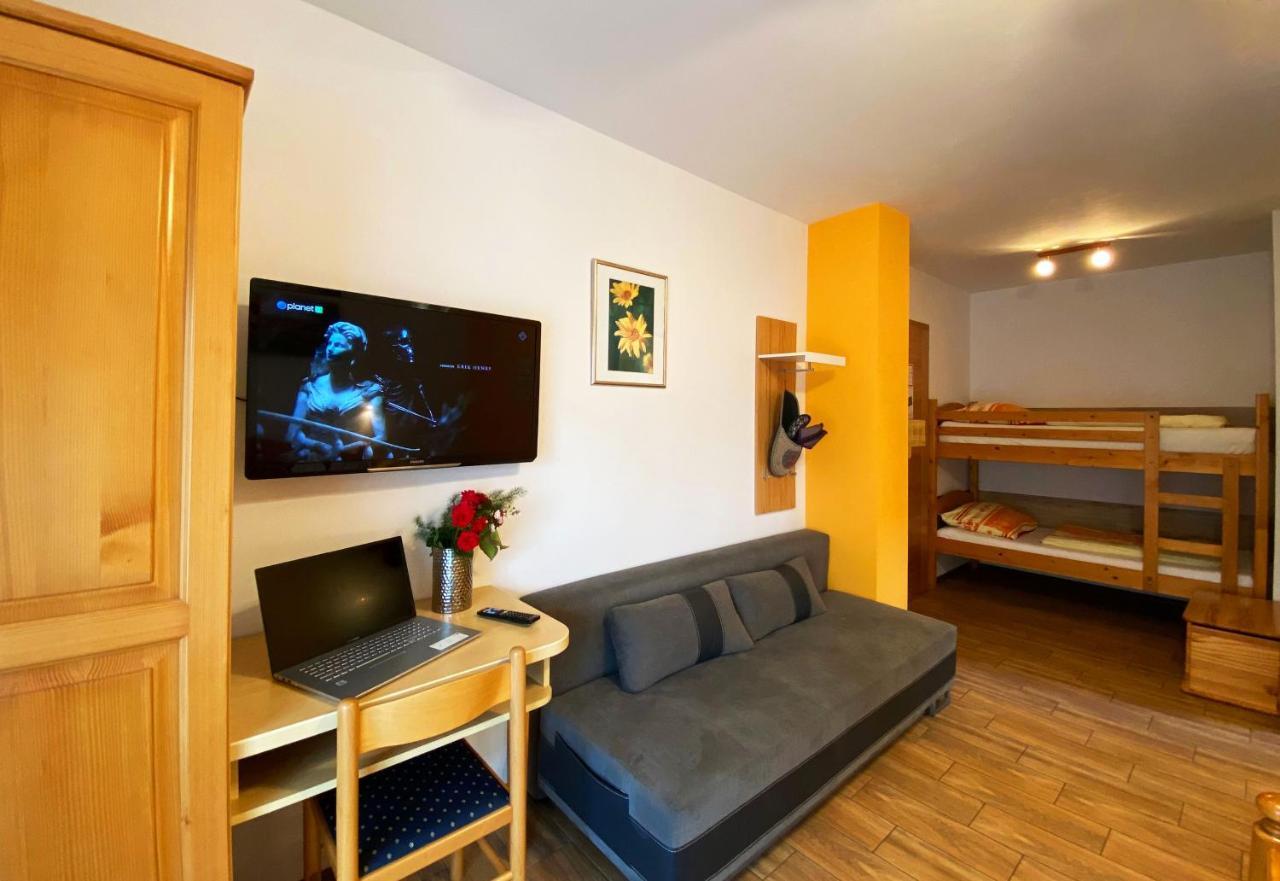 Guesthouse Mesec Zaplana Vrhnika Exteriör bild