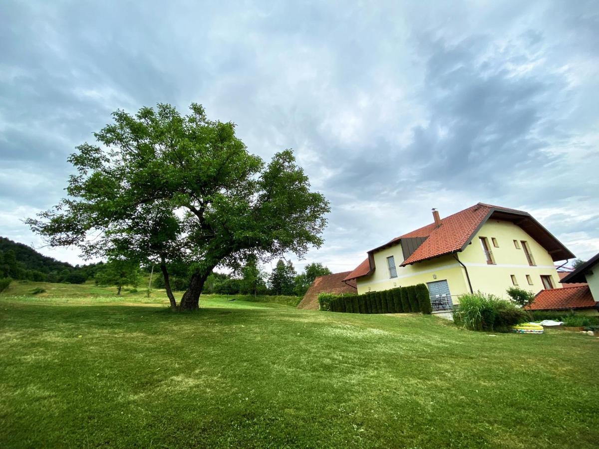 Guesthouse Mesec Zaplana Vrhnika Exteriör bild
