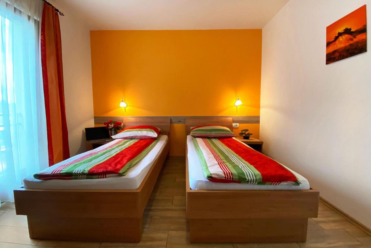 Guesthouse Mesec Zaplana Vrhnika Exteriör bild