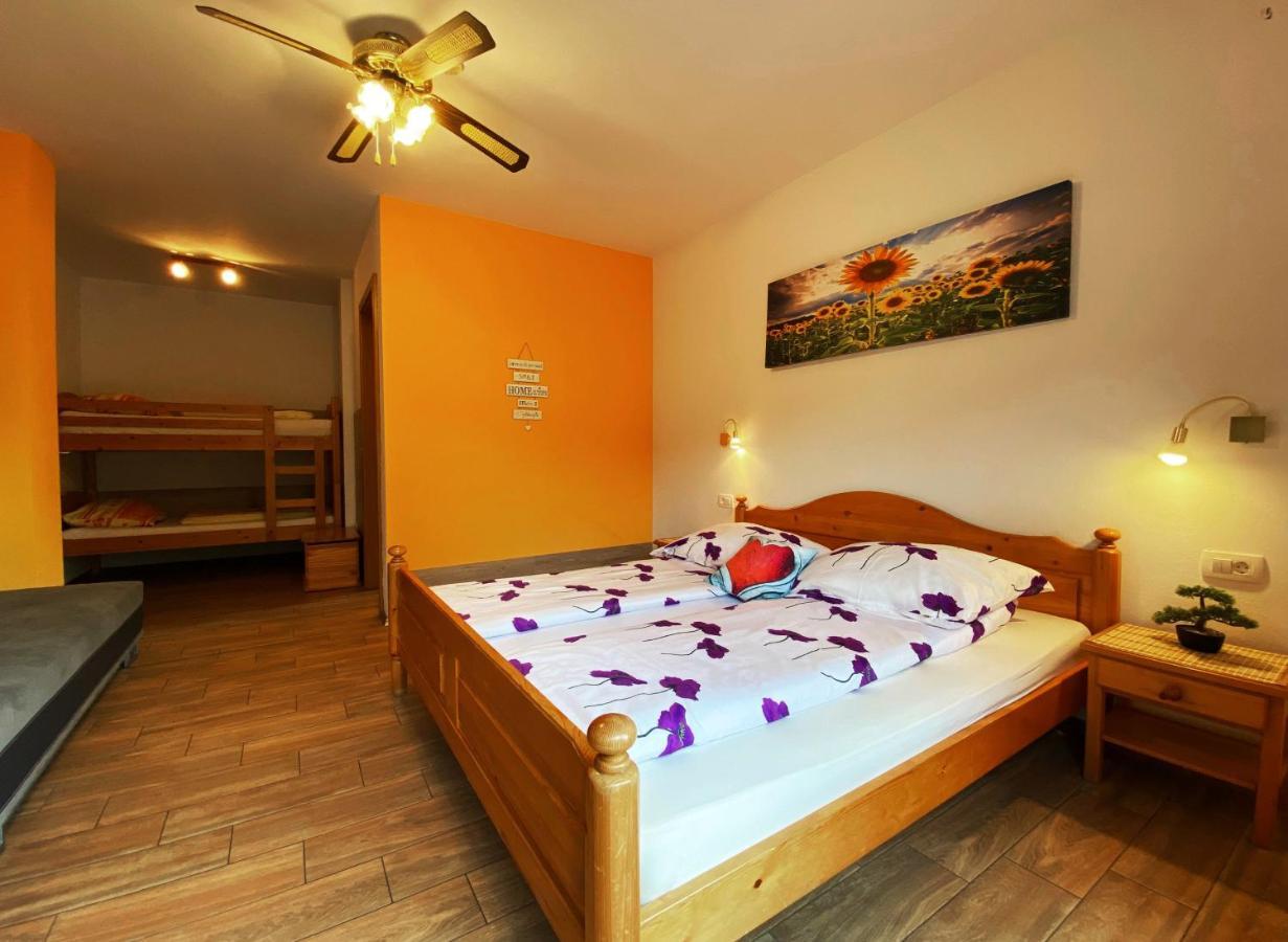Guesthouse Mesec Zaplana Vrhnika Exteriör bild
