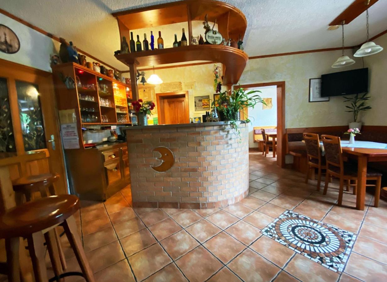 Guesthouse Mesec Zaplana Vrhnika Exteriör bild