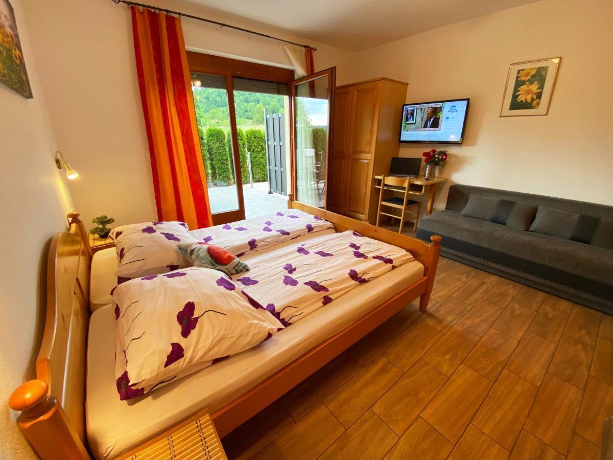 Guesthouse Mesec Zaplana Vrhnika Exteriör bild
