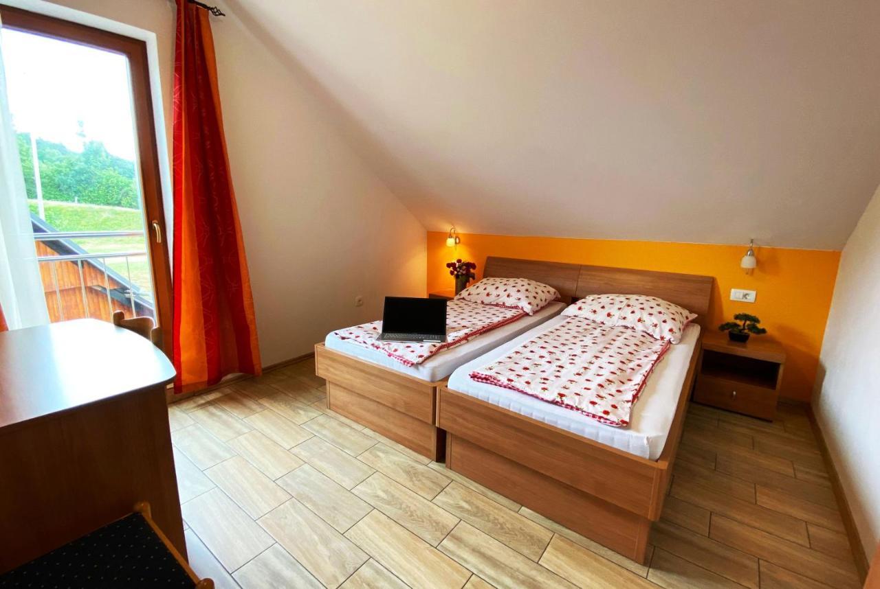 Guesthouse Mesec Zaplana Vrhnika Exteriör bild