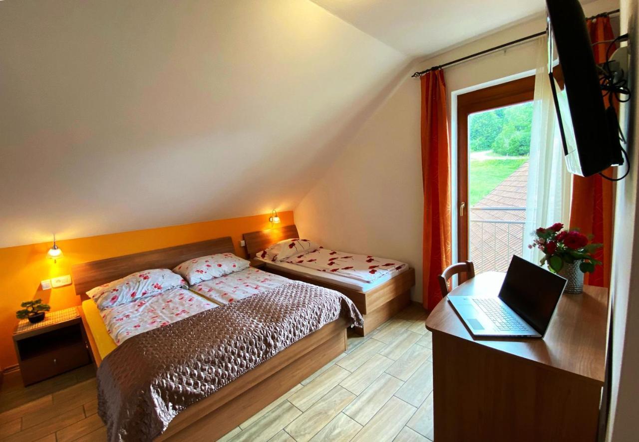 Guesthouse Mesec Zaplana Vrhnika Exteriör bild
