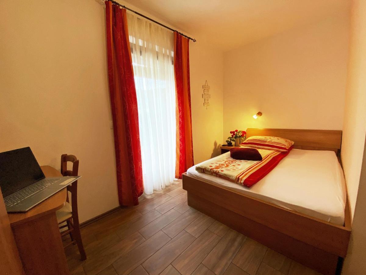 Guesthouse Mesec Zaplana Vrhnika Exteriör bild