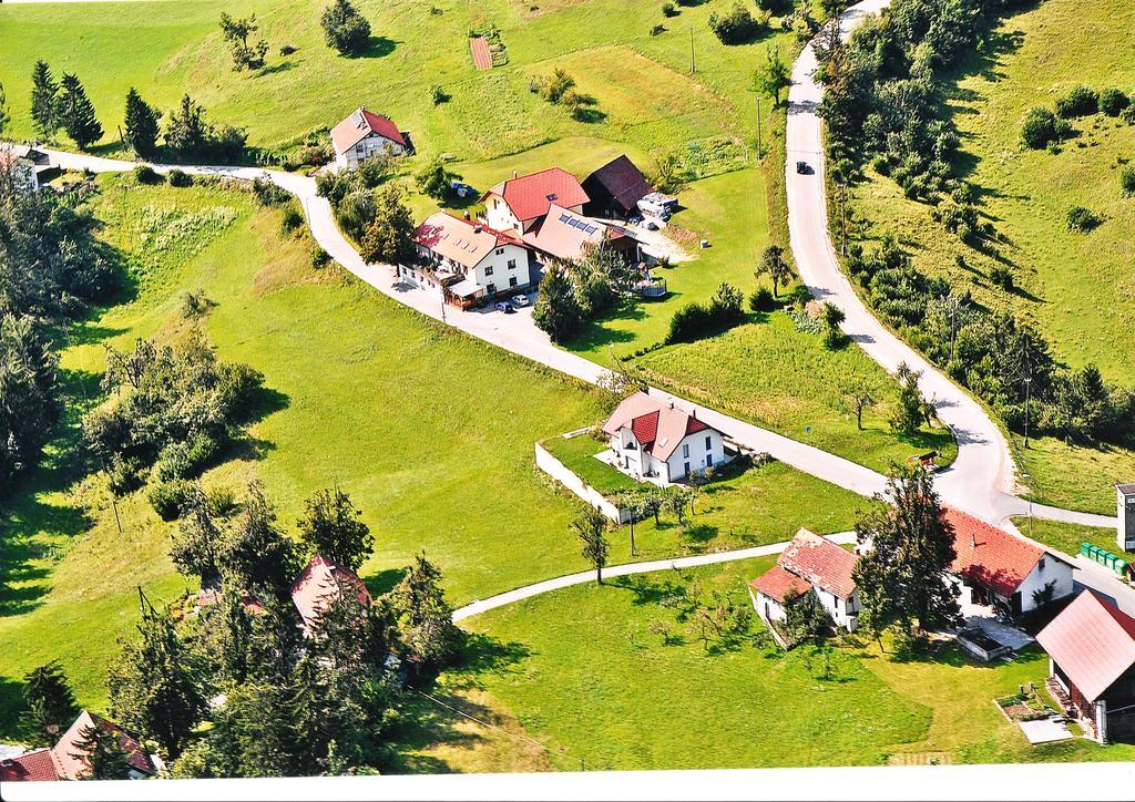 Guesthouse Mesec Zaplana Vrhnika Exteriör bild