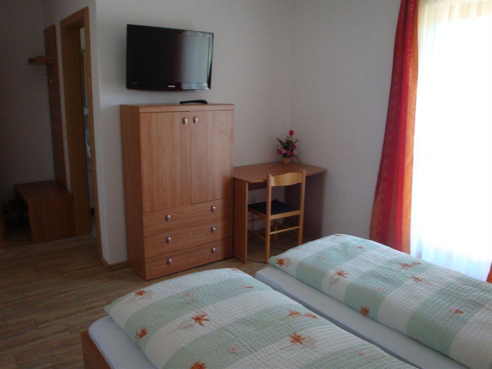 Guesthouse Mesec Zaplana Vrhnika Exteriör bild
