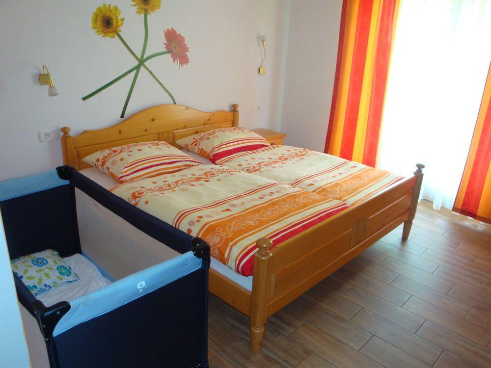 Guesthouse Mesec Zaplana Vrhnika Exteriör bild