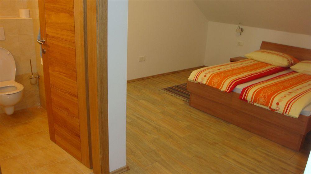 Guesthouse Mesec Zaplana Vrhnika Exteriör bild