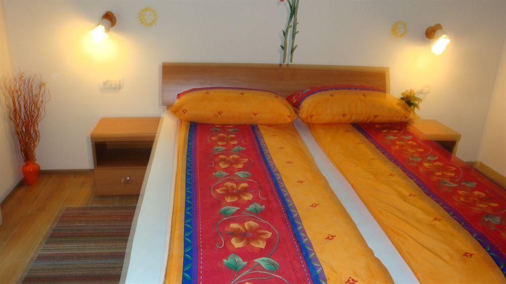 Guesthouse Mesec Zaplana Vrhnika Exteriör bild