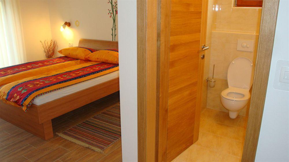 Guesthouse Mesec Zaplana Vrhnika Exteriör bild