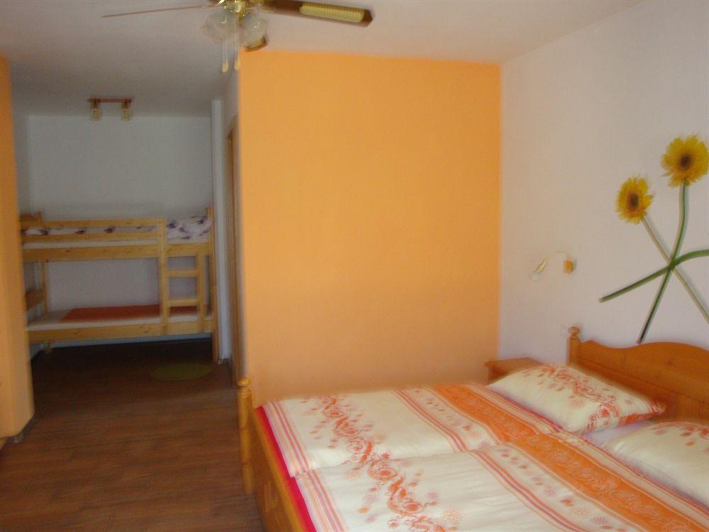Guesthouse Mesec Zaplana Vrhnika Exteriör bild