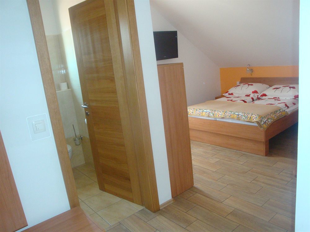 Guesthouse Mesec Zaplana Vrhnika Exteriör bild
