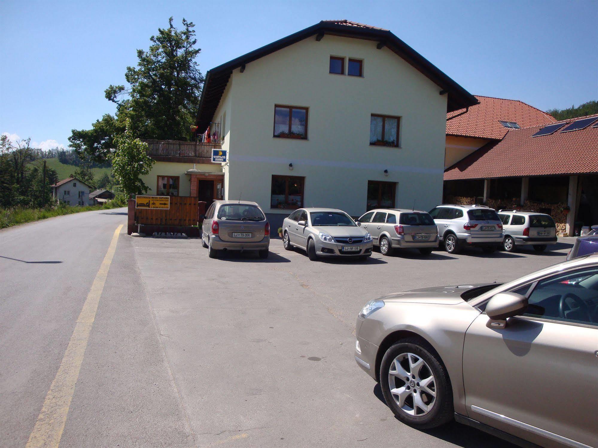 Guesthouse Mesec Zaplana Vrhnika Exteriör bild