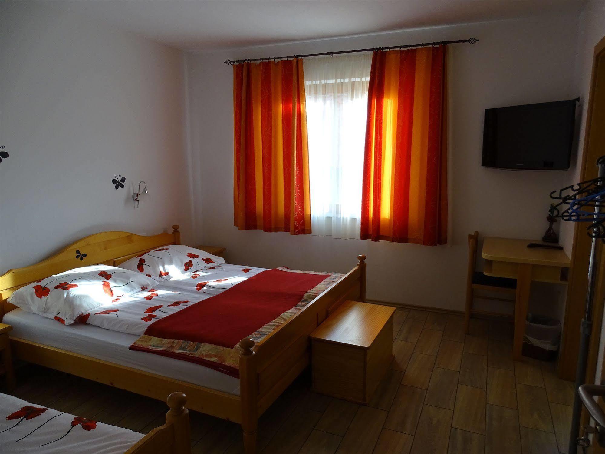 Guesthouse Mesec Zaplana Vrhnika Exteriör bild