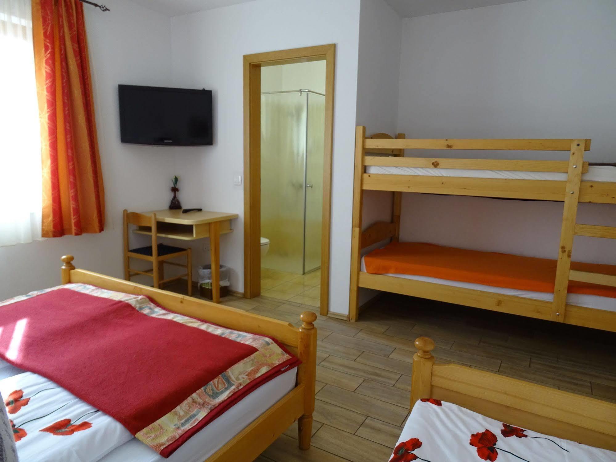 Guesthouse Mesec Zaplana Vrhnika Exteriör bild