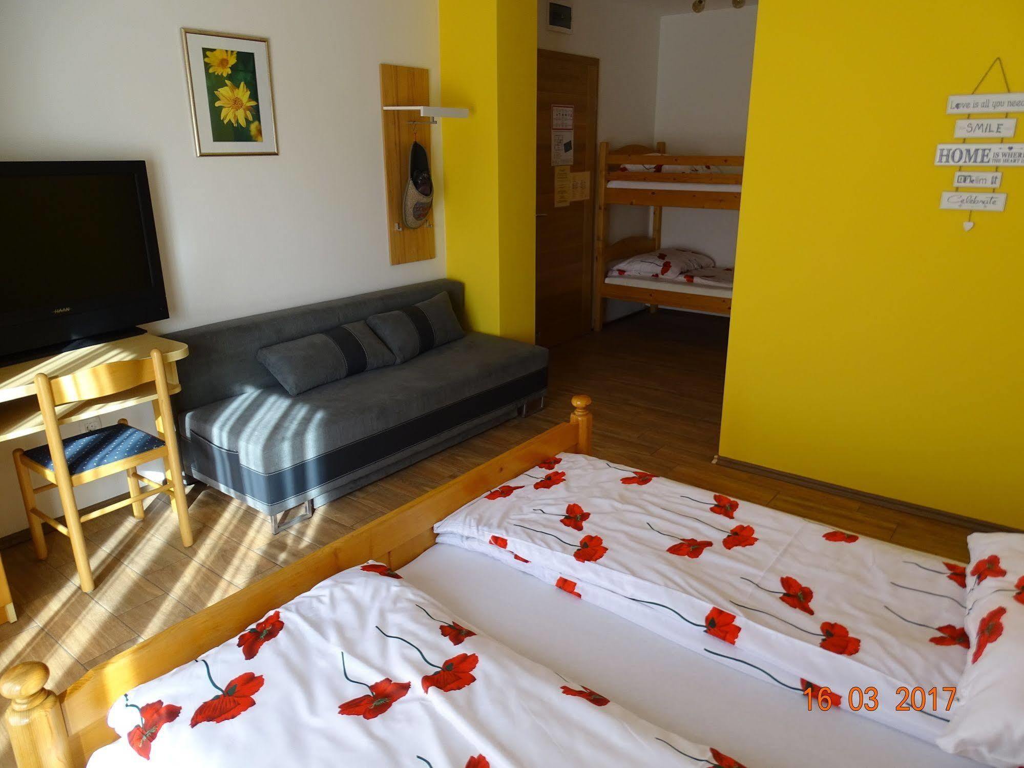 Guesthouse Mesec Zaplana Vrhnika Exteriör bild