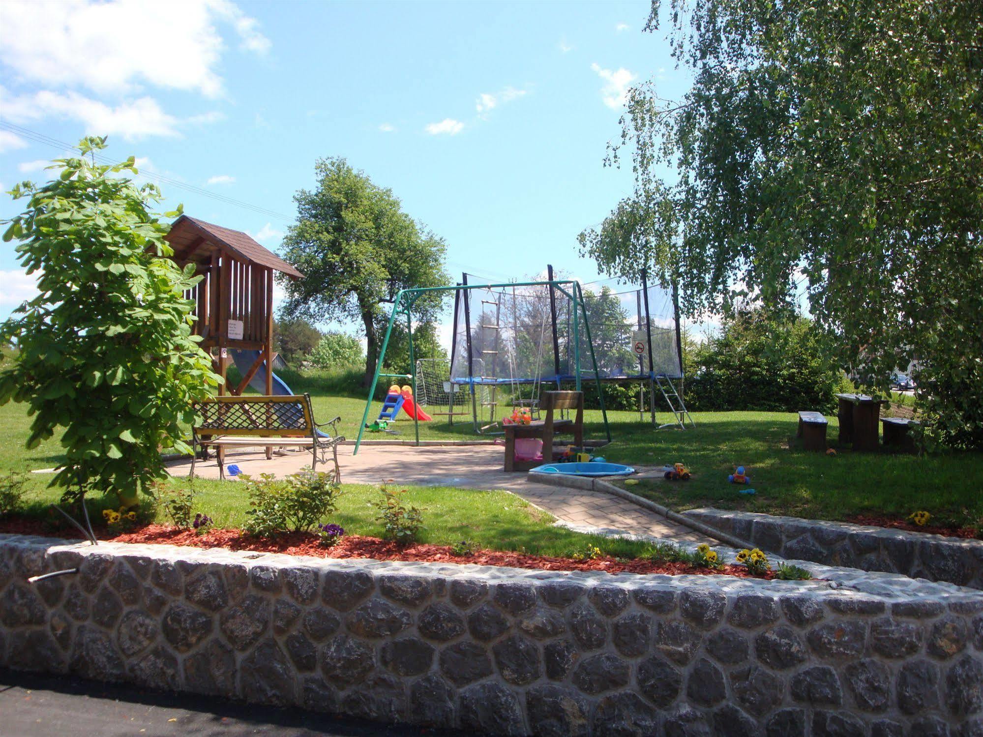 Guesthouse Mesec Zaplana Vrhnika Exteriör bild