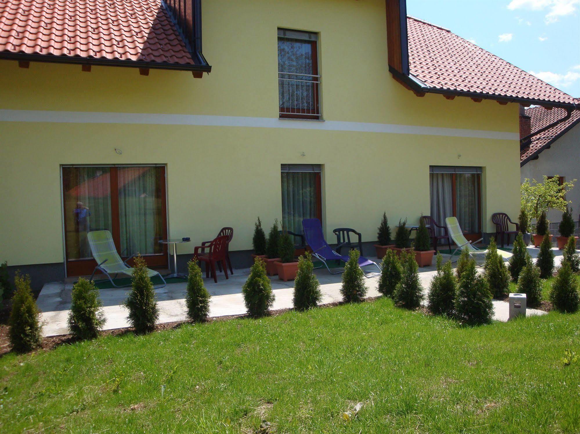 Guesthouse Mesec Zaplana Vrhnika Exteriör bild