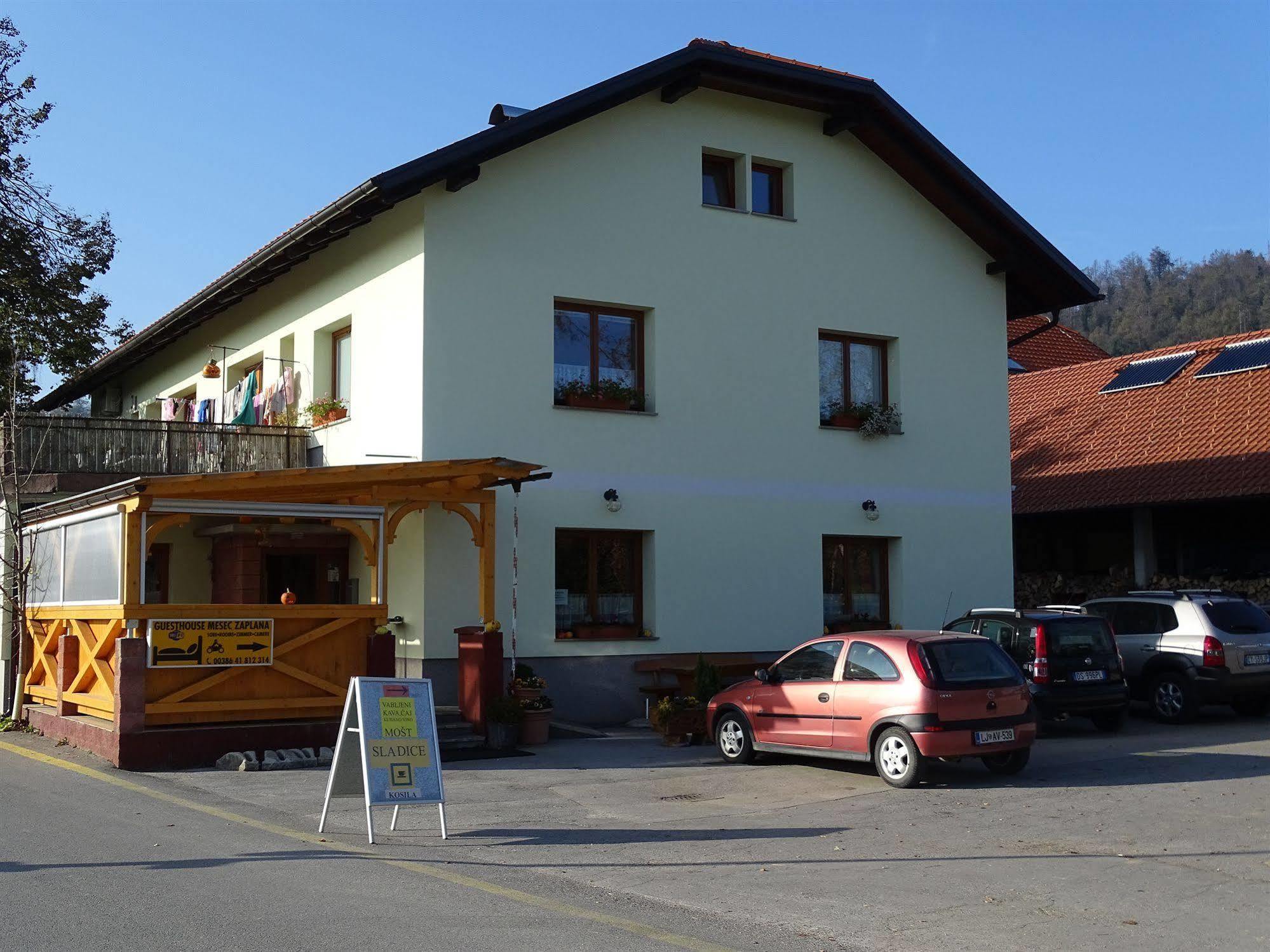 Guesthouse Mesec Zaplana Vrhnika Exteriör bild