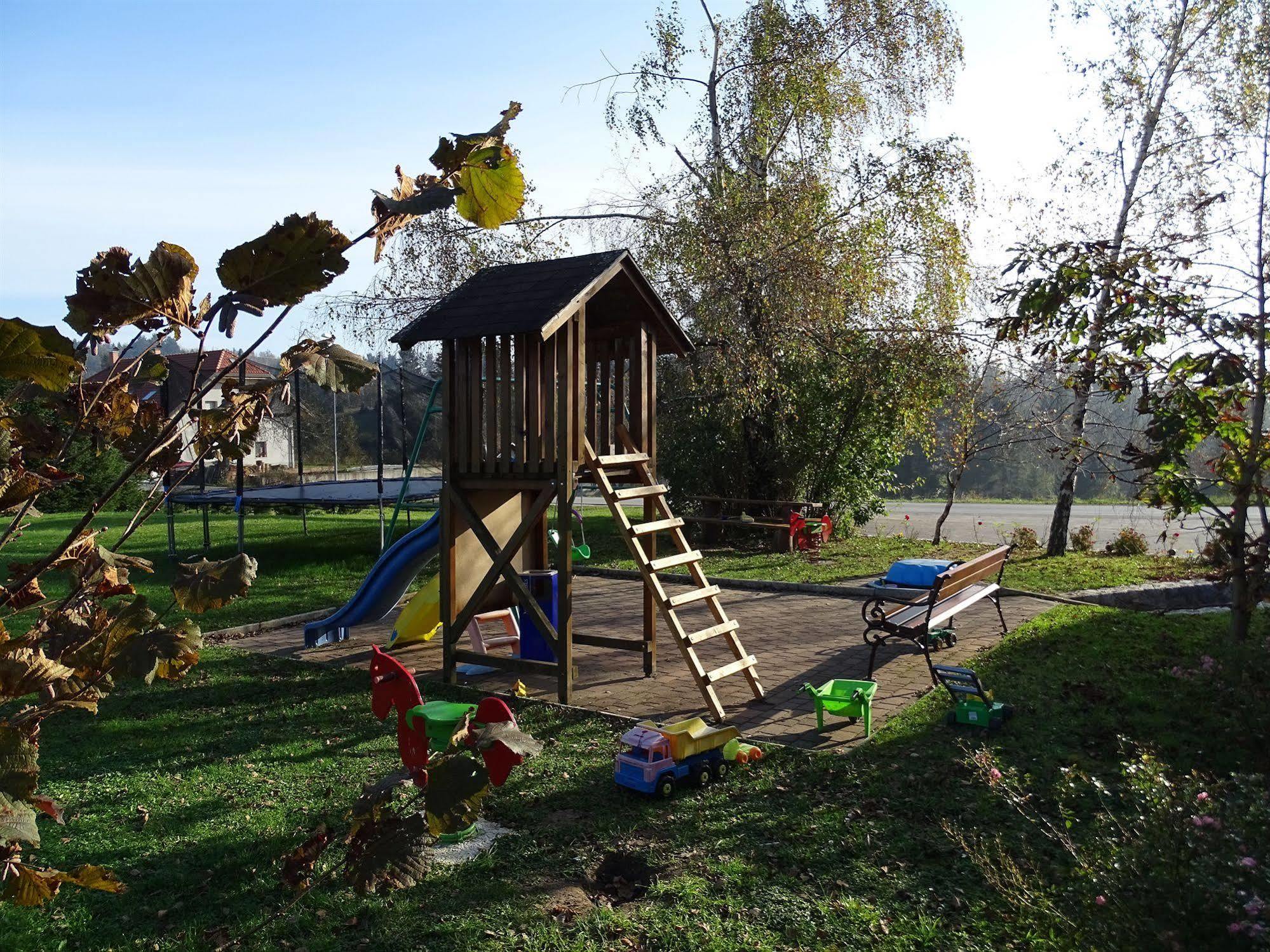 Guesthouse Mesec Zaplana Vrhnika Exteriör bild