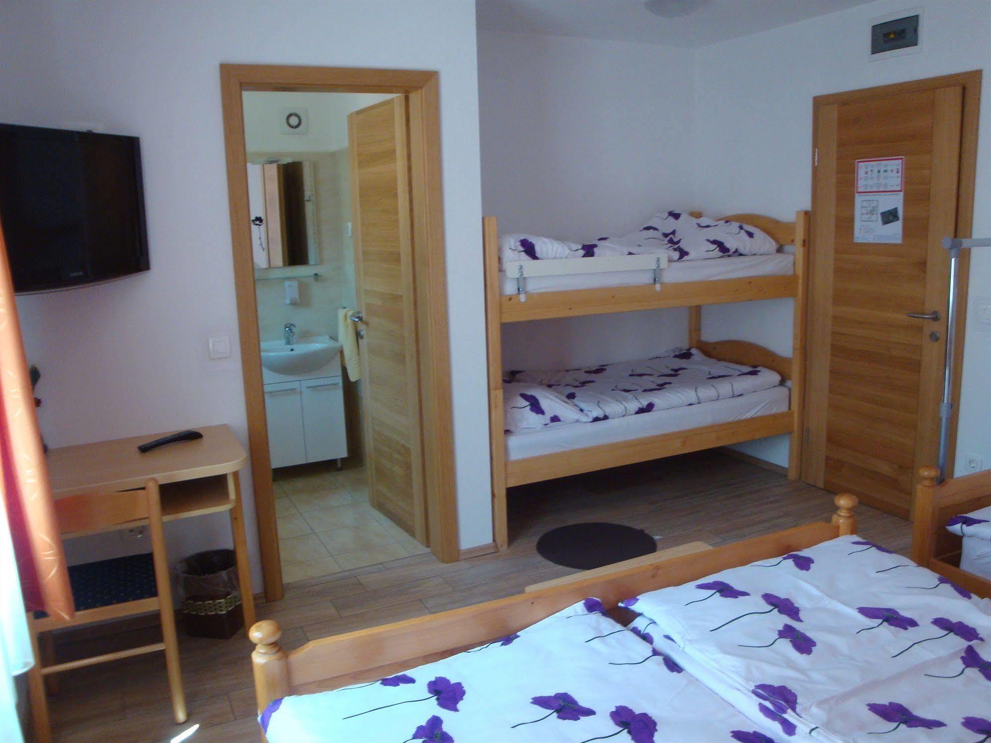 Guesthouse Mesec Zaplana Vrhnika Exteriör bild