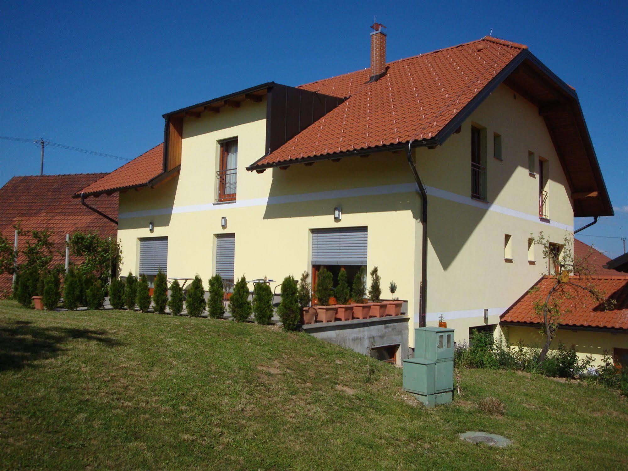 Guesthouse Mesec Zaplana Vrhnika Exteriör bild